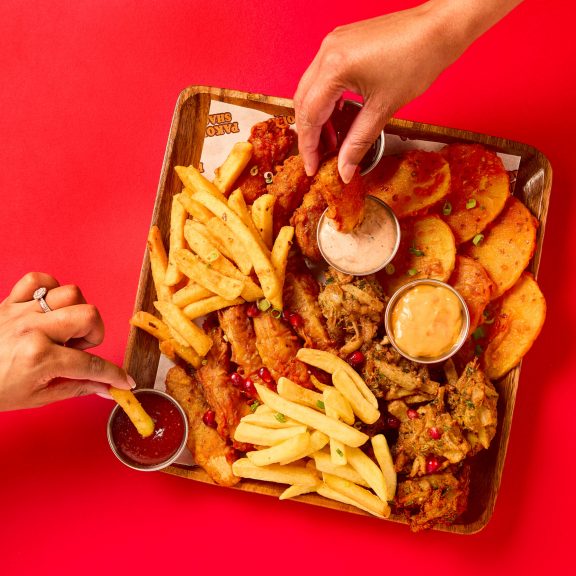 PS080725_0853PakoraShackPlatter_Dips&Hands