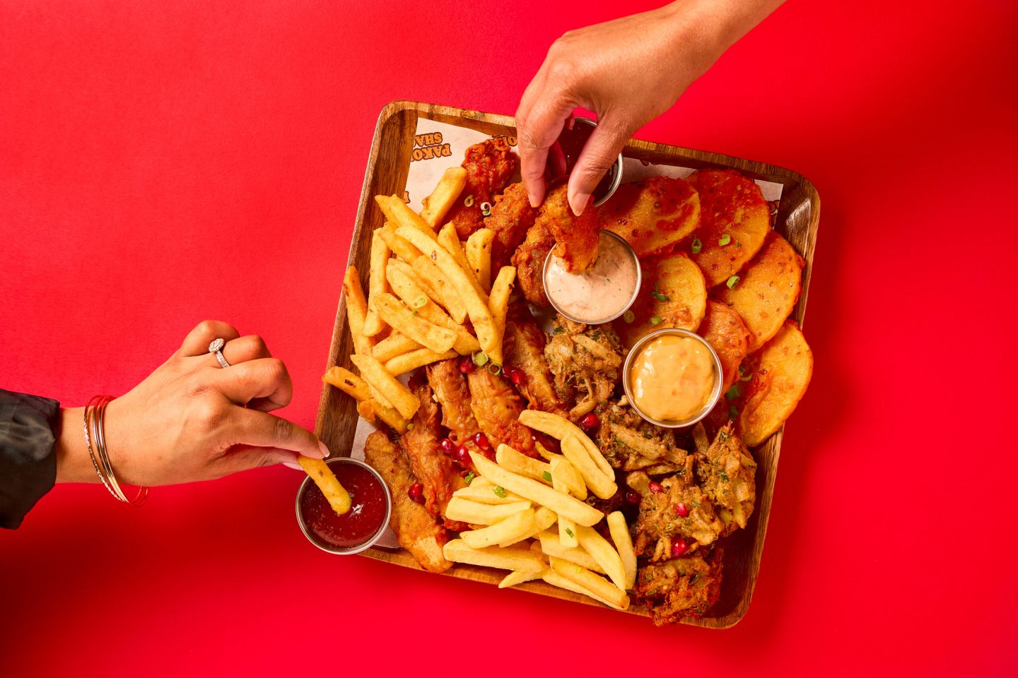 PS080725_0853PakoraShackPlatter_Dips&Hands